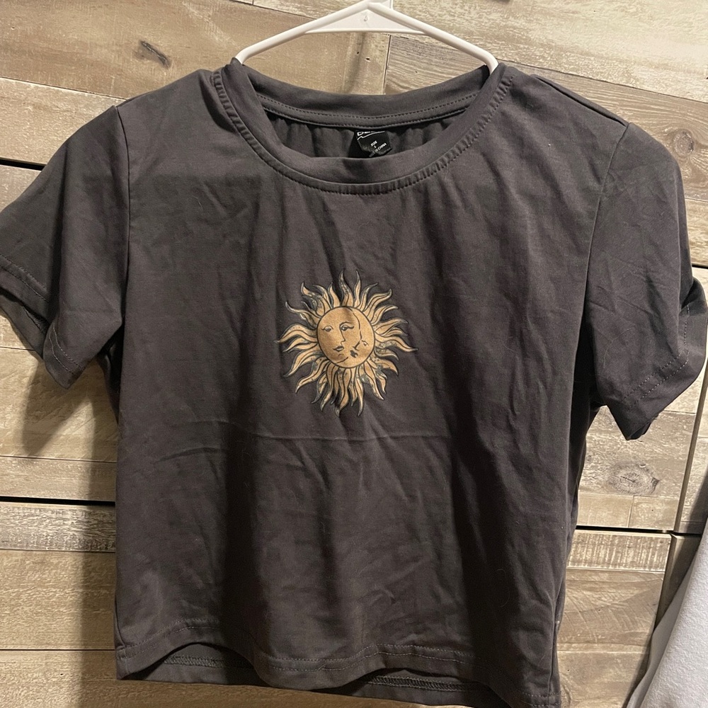 super cute grey crop top with sun in perfect condition
